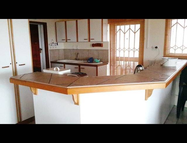 2 BEDROOM TOWNHOUSE FOR SALE IN MARGATE BEACH